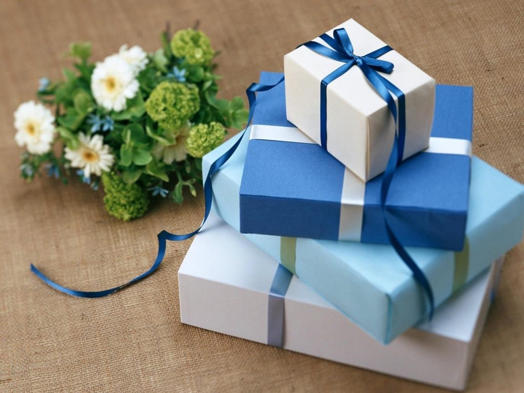 5 Gifts You Can Give To Your Friend On Their Marriage Anniversary