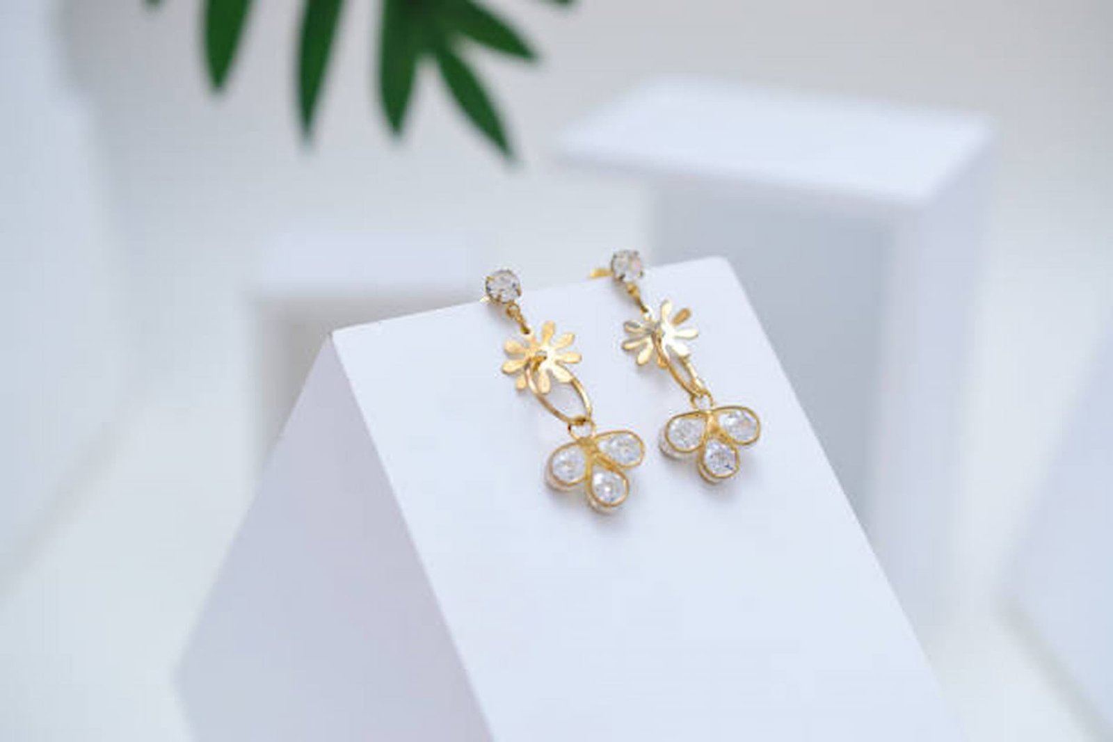 Whispers Of Elegance: How Jewellery Unveils Timeless Tales